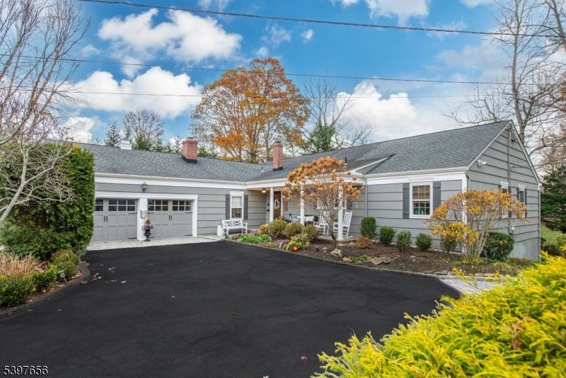 Attached, Exterior, Facade, Cape Cod