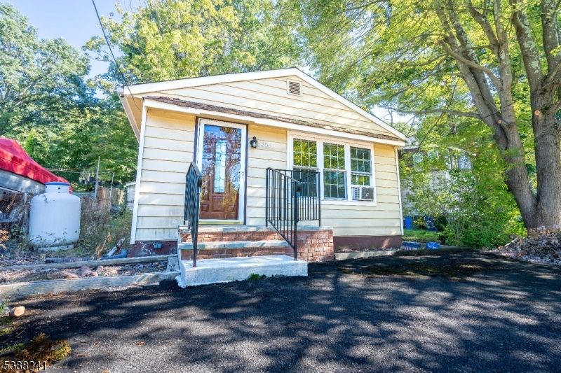 Exterior, Facade, None