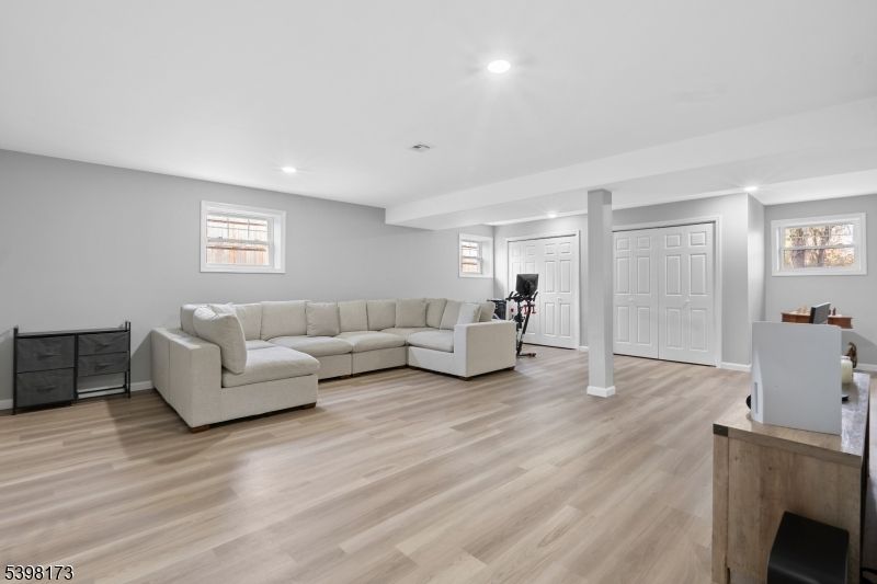 Fitness Equipment, Interior, Living room, Recessed Lighting, Wood Texture Flooring