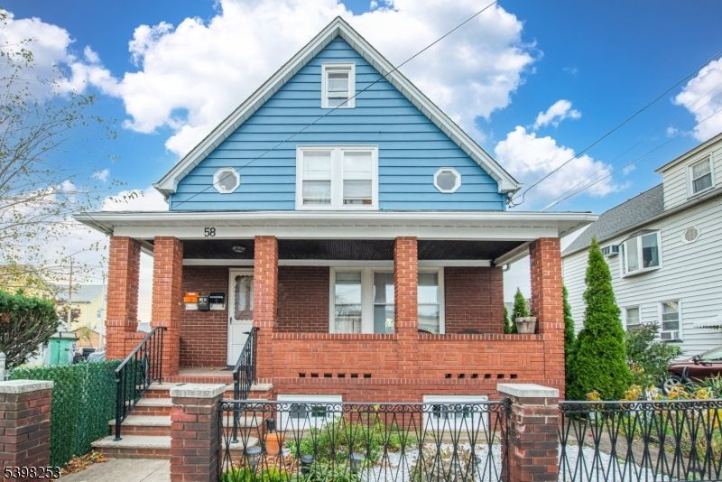 Attached, Exterior, Facade, Brick Facade, Queen Anne Victorian