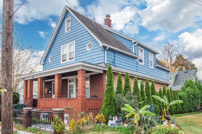 Exterior, Facade, Brick Facade, Queen Anne Victorian