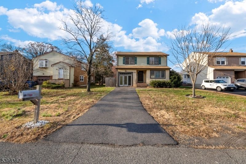 Exterior, Facade, Split Level