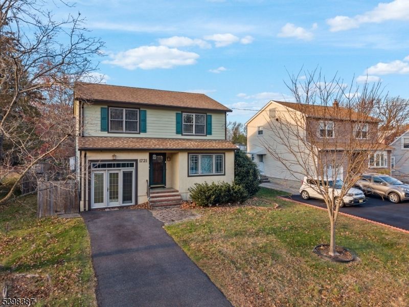 Exterior, Facade, Split Level