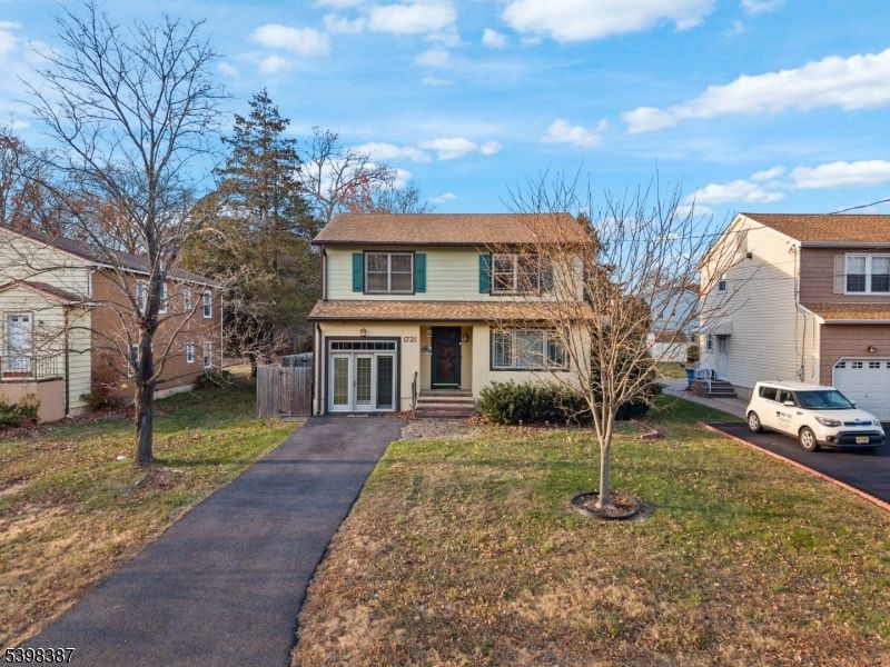 Exterior, Facade, Split Level