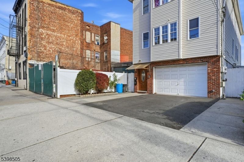 Attached, Exterior, Facade, Brick Facade, Rowhouse