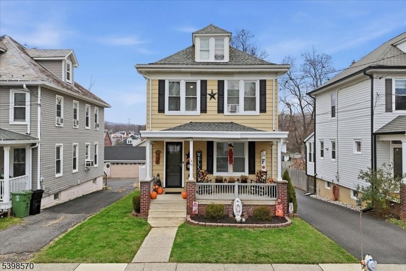 Exterior, Facade, American Foursquare