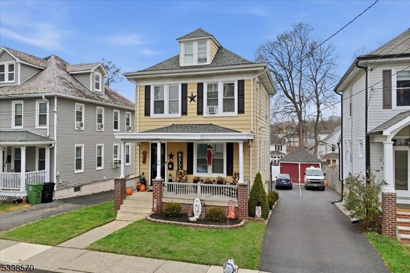 Exterior, Facade, American Foursquare