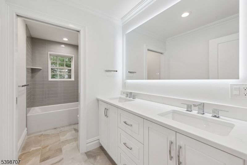 Bathroom, Dual Sink Vanities, Interior, Recessed Lighting