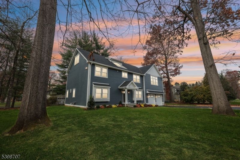 Attached, Backyard, Exterior, Facade, Queen Anne Victorian