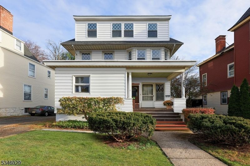 Exterior, Facade, American Foursquare