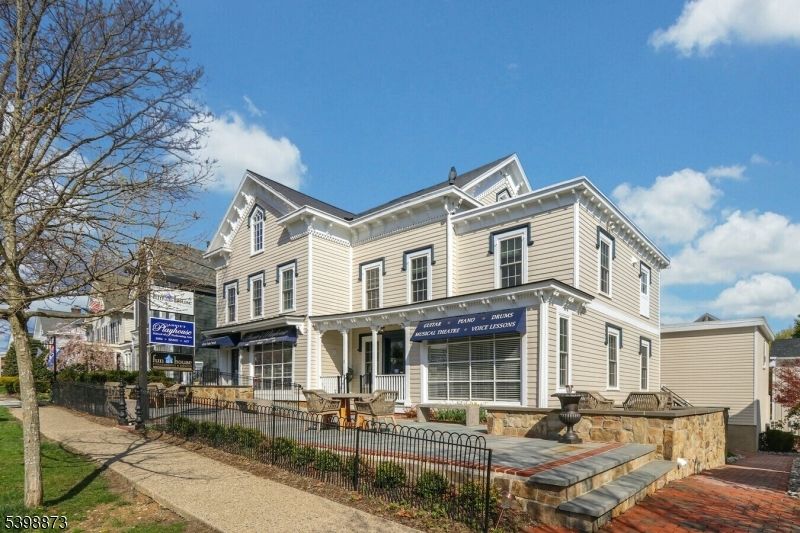 Exterior, Facade, Queen Anne Victorian