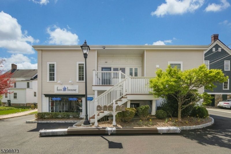 Exterior, Facade, Rowhouse