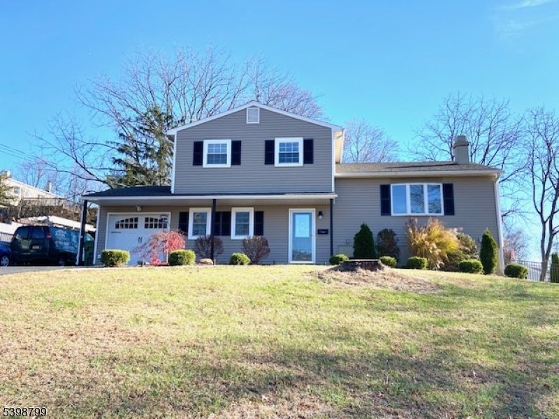 Attached, Exterior, Facade, Split Level