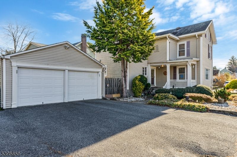 Attached, Exterior, Facade, Queen Anne Victorian