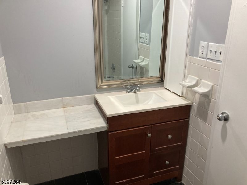 Bathroom, Interior, Tile Countertops
