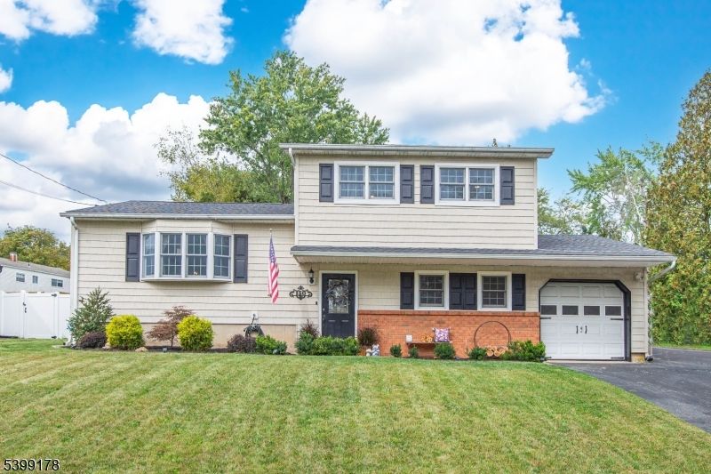 Attached, Exterior, Facade, Brick Facade, Split Level