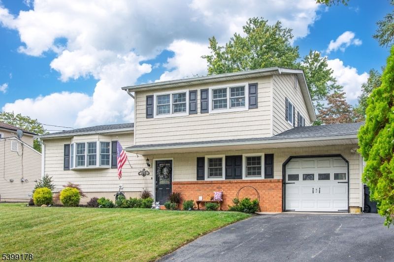 Attached, Exterior, Facade, Split Level