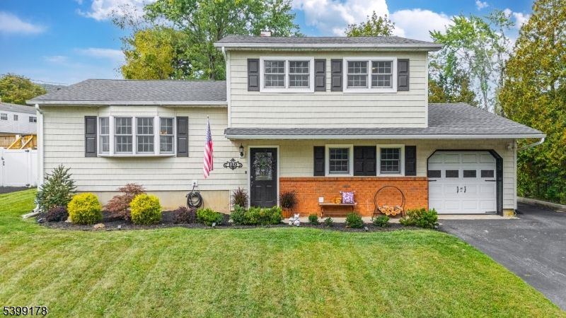 Attached, Exterior, Facade, Brick Facade, Split Level