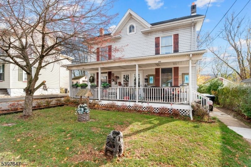Exterior, Facade, Queen Anne Victorian