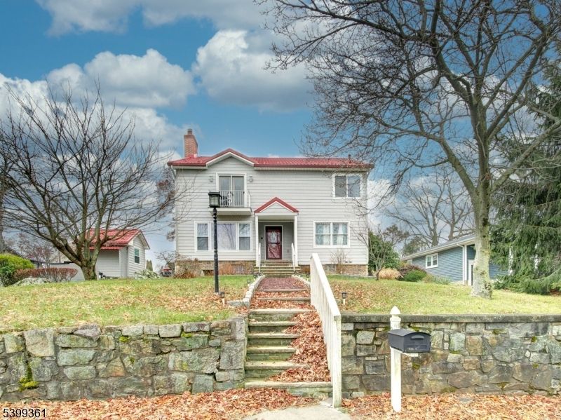 Backyard, Exterior, Facade, Queen Anne Victorian