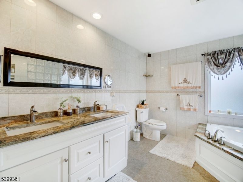 Bathroom, Dual Sink Vanities, Interior, Recessed Lighting