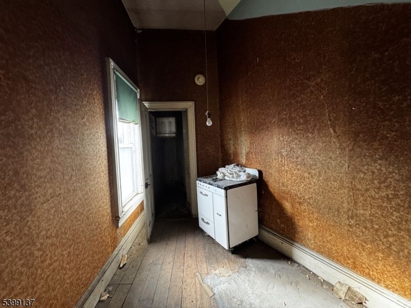 Interior, Washer, Wood Texture Flooring