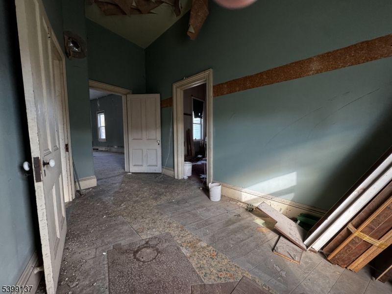 Empty room, Interior