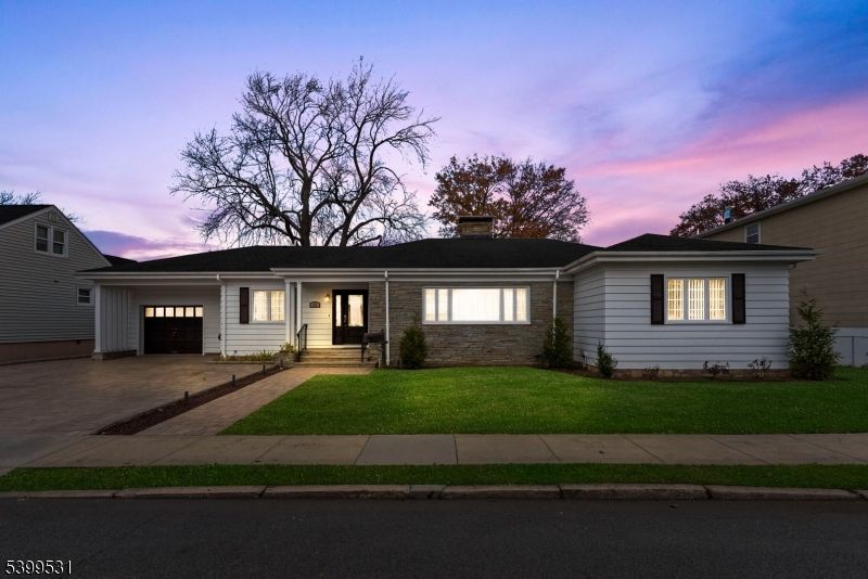 Attached, Exterior, Facade, Ranch