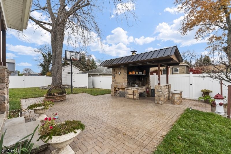 Exterior, Outdoor Kitchen