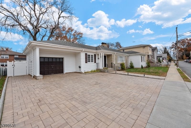 Attached, Exterior, Facade, Ranch