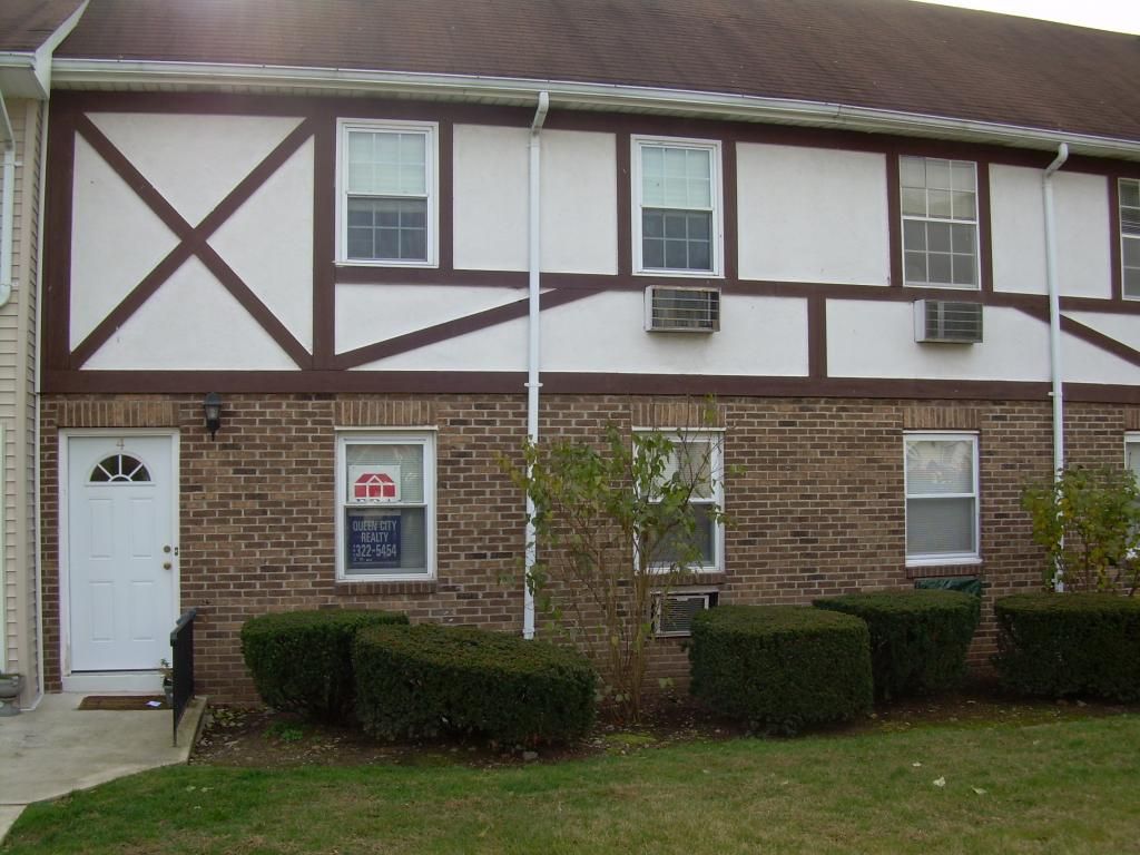 Exterior, Facade, Brick Facade, Georgian