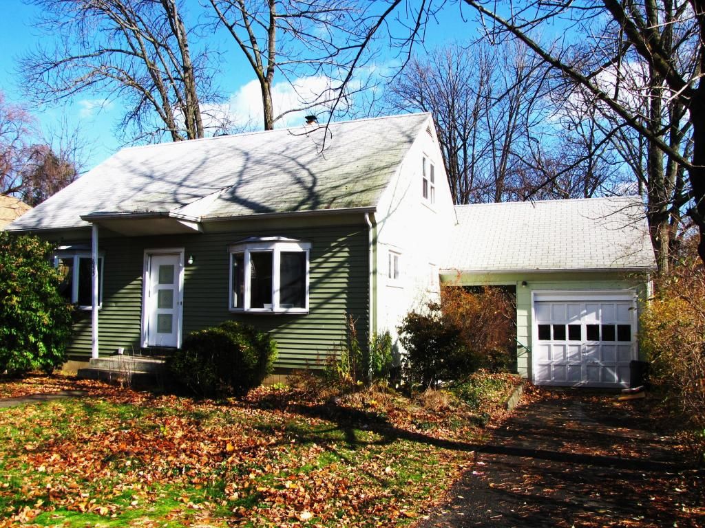 Attached, Exterior, Facade, Cape Cod