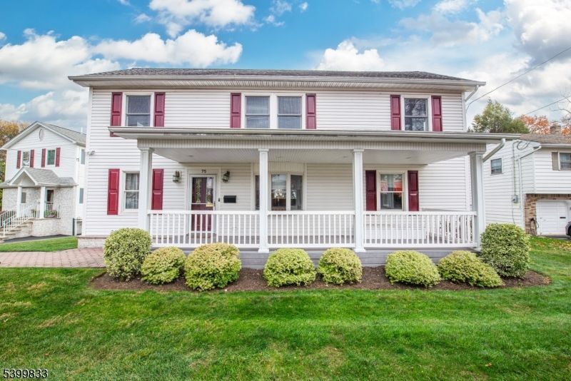 Exterior, Facade, American Foursquare