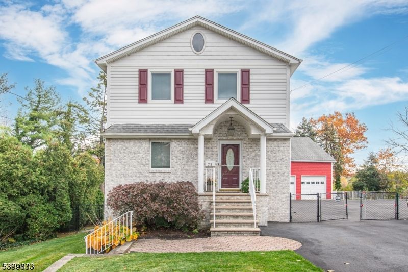 Attached, Exterior, Facade, Queen Anne Victorian