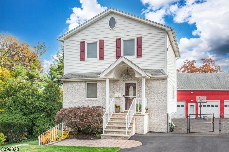 Attached, Exterior, Facade, Queen Anne Victorian