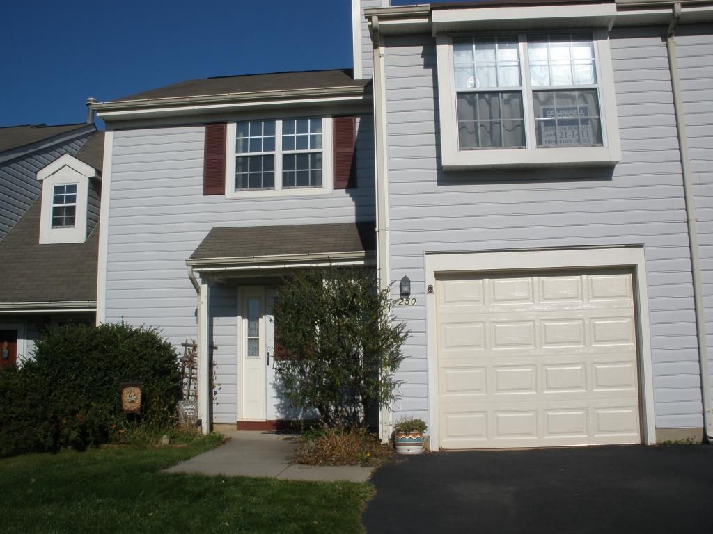 Attached, Exterior, Facade, Rowhouse