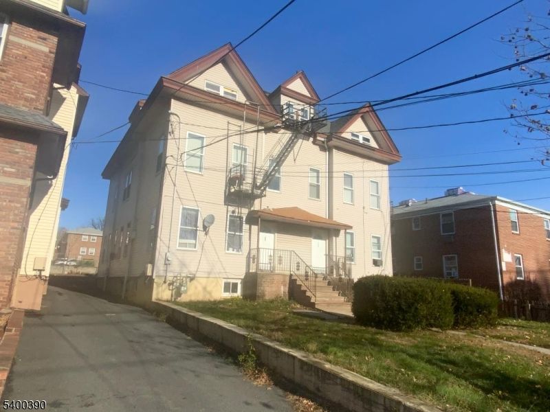 Exterior, Facade, Queen Anne Victorian