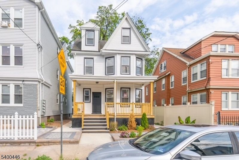 Exterior, Facade, Queen Anne Victorian
