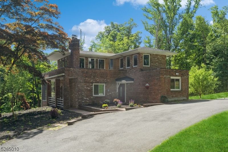 Exterior, Facade, Brick Facade, Georgian