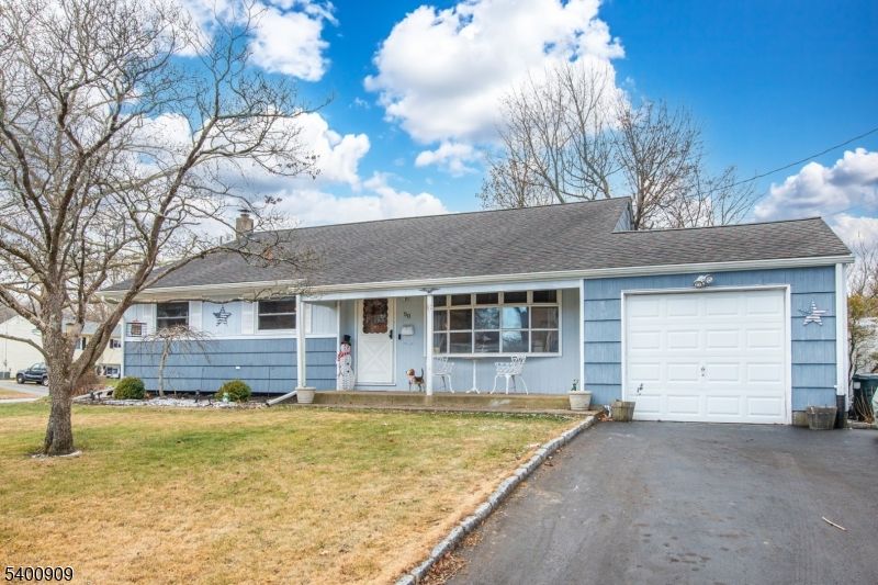 Attached, Exterior, Facade, Ranch