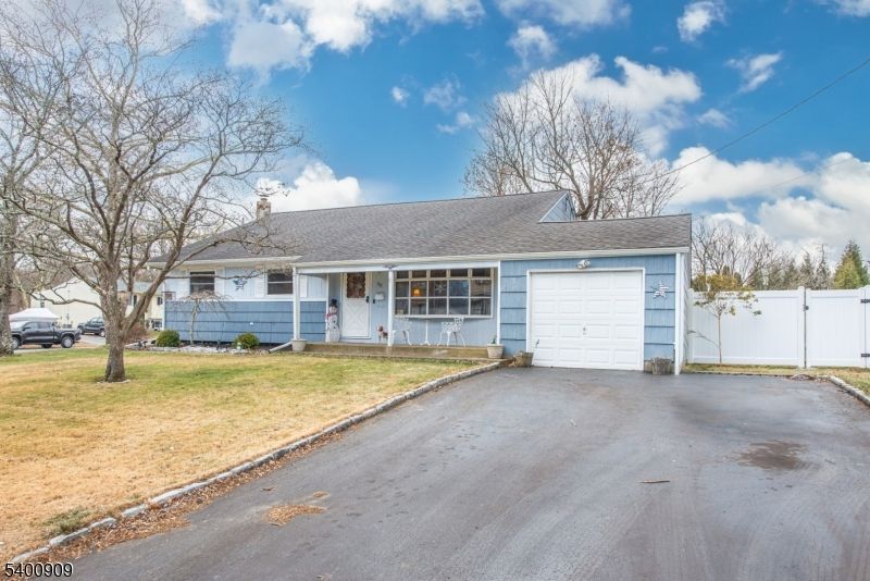 Attached, Exterior, Facade, Cape Cod