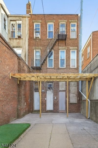 Exterior, Facade, Brick Facade, Rowhouse