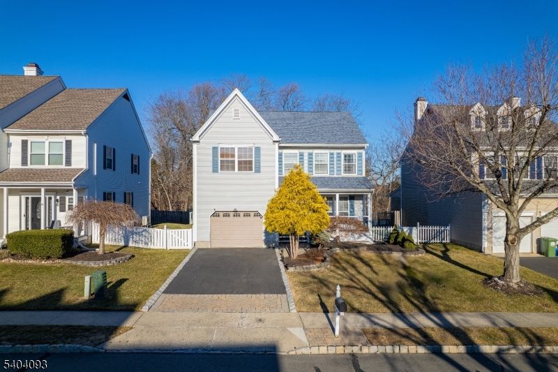 Attached, Exterior, Facade, Farmhouse