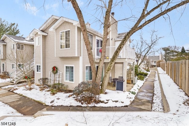 Attached, Exterior, Facade, Queen Anne Victorian