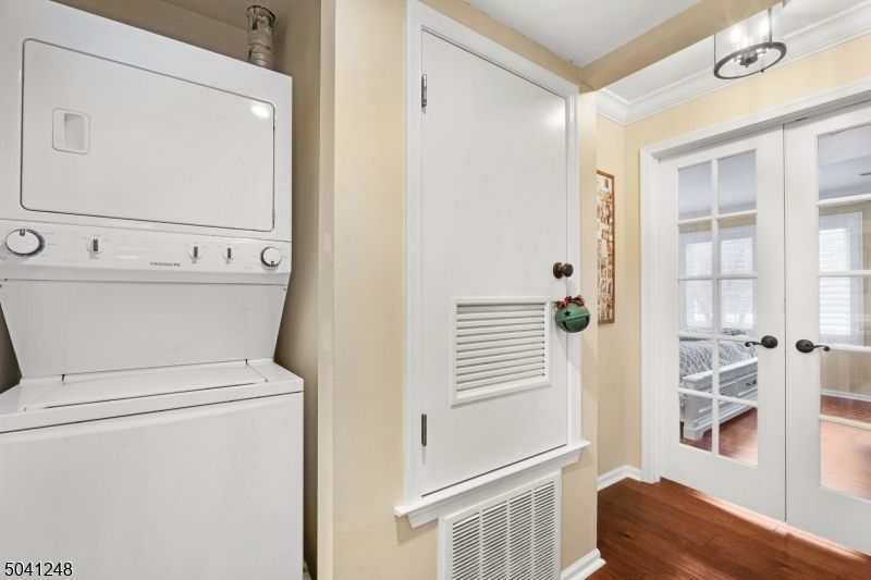 Interior, Utility Closets, Washer, Wood Texture Flooring