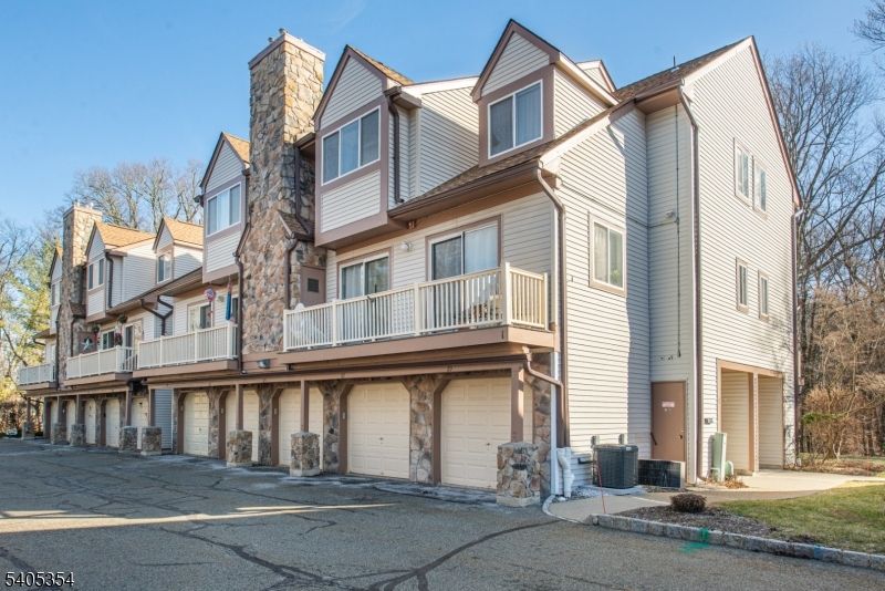 Attached, Exterior, Facade, Rowhouse