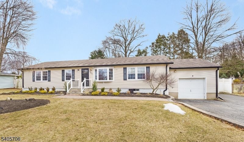 Attached, Exterior, Facade, Ranch