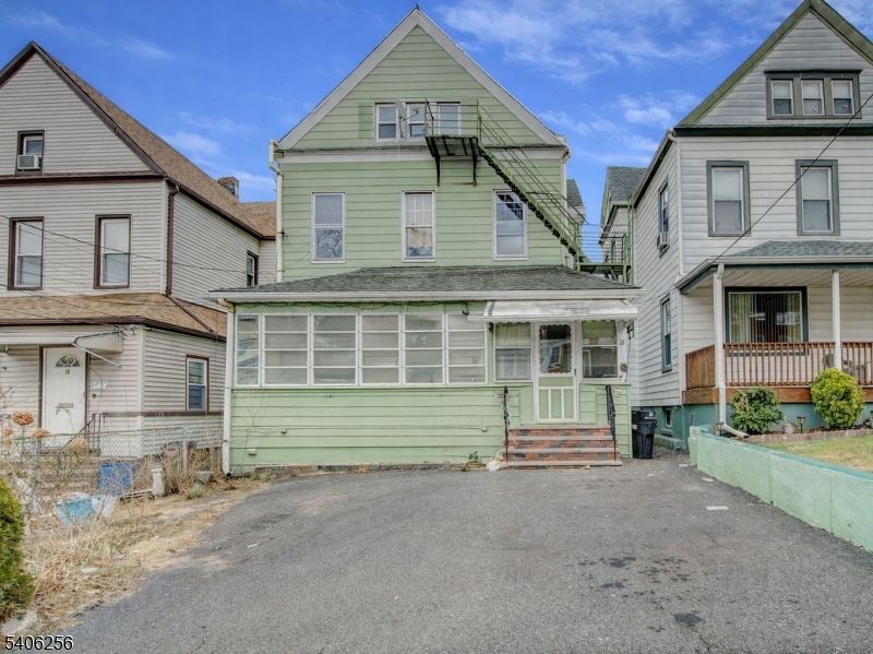 Exterior, Facade, Queen Anne Victorian