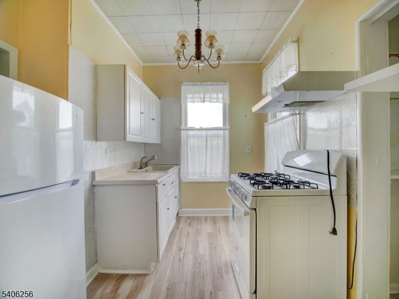 Chandelier, Interior, Kitchen, Wood Texture Flooring