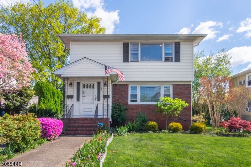 Exterior, Facade, Brick Facade, American Foursquare
